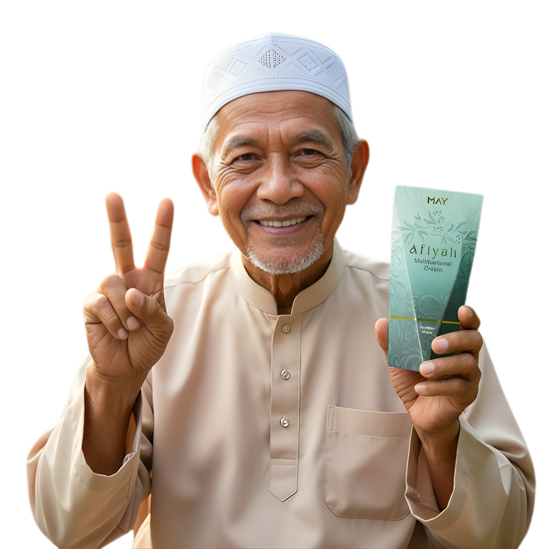 Lelaki tua tersenyum pegang produk